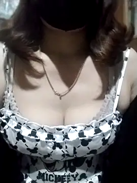 YiyinLy online show from October 22, 2025, 12:05 pm