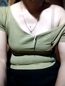 YiyinLy online show from October 30, 2025, 8:42 pm