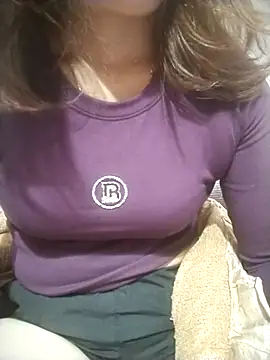 YiyinLy online show from November 27, 2025, 7:54 am