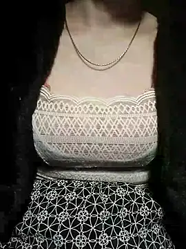 YiyinLy online show from December 17, 2025, 8:26 pm