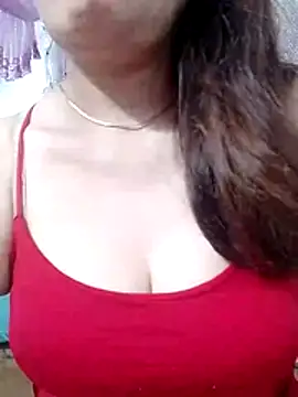 YiyinLy online show from May 9, 2026, 7:02 am