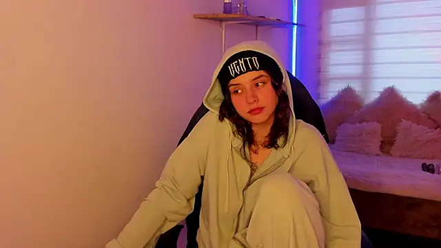 Emily Lindey online show from October 26, 2025, 7:20 pm