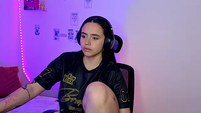 Emily Lindey online show from April 6, 2026, 4:21 am