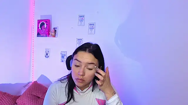 Emily Lindey online show from April 22, 2026, 5:54 am