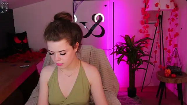 Hot  Tiny online show from October 30, 2025, 1:34 pm