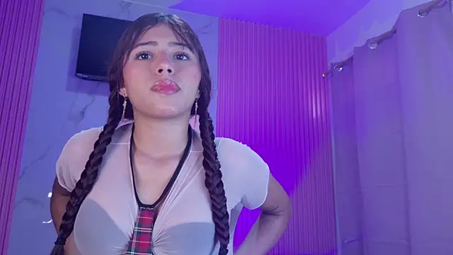 dafne17  online show from November 13, 2025, 3:55 pm