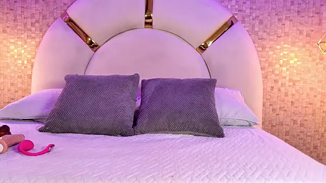 emmy rose25 online show from April 11, 2026, 11:36 am