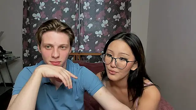 Snapshot of Blossomandbee chatting on October 14, 2025, 1:12 pm Blossomandbee online show from October 14, 2025, 1:12 pm