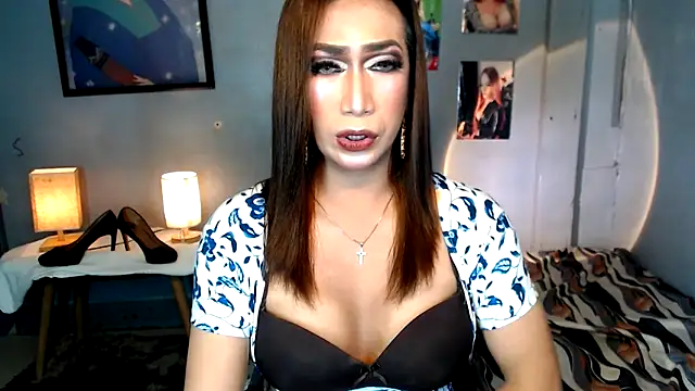 Snapshot of littleredbunny27 chatting on May 31, 2026, 8:10 pm littleredbunny27 online show from May 31, 2026, 8:10 pm