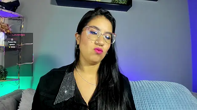 charlhot  online show from November 8, 2025, 12:38 pm