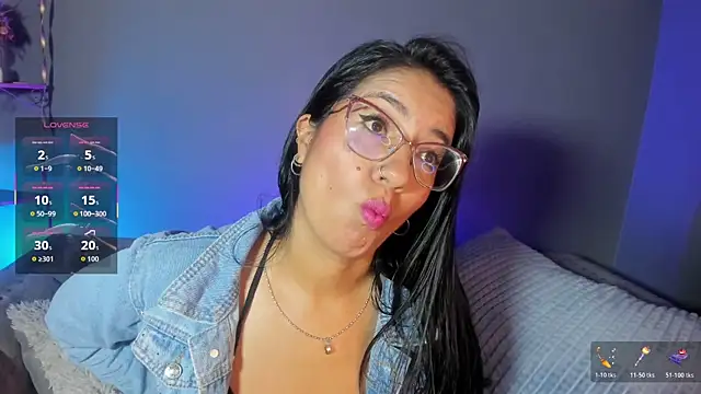 charlhot  online show from November 12, 2025, 12:38 pm