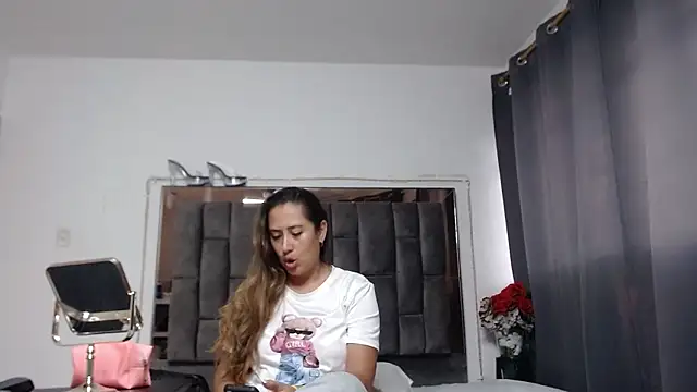 Salmma Milf online show from May 19, 2026, 11:49 am