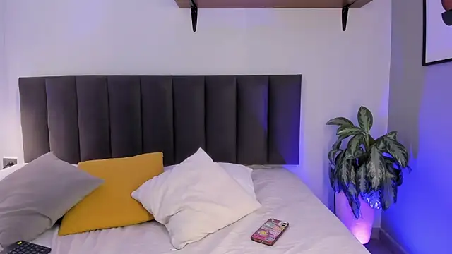 AilanaCortes online show from October 22, 2025, 12:05 pm