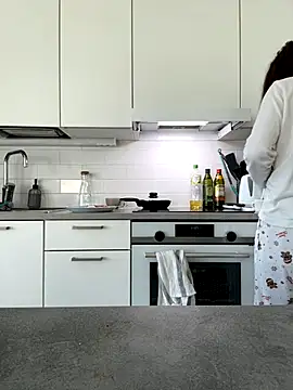 cute cake online show from October 17, 2025, 6:38 am