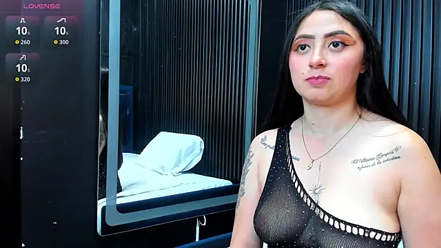 JuliethCruz  online show from November 5, 2025, 5:02 pm