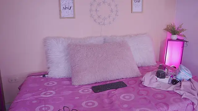 Meggie  online show from November 15, 2025, 7:43 pm