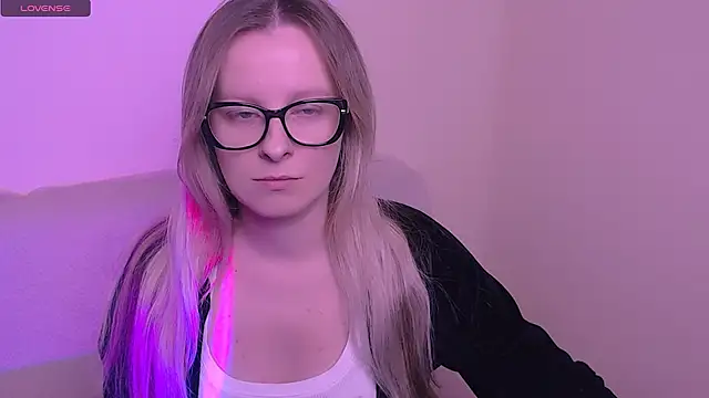 AllaLeomz online show from November 10, 2025, 8:02 am