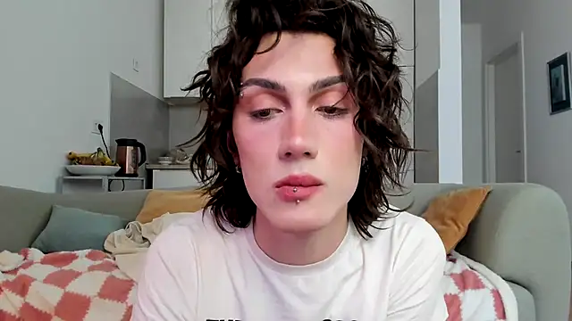 kira yoshika9e online show from April 19, 2026, 1:43 pm