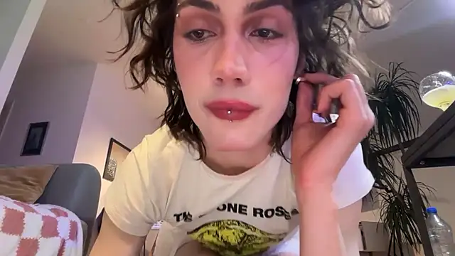 kira yoshika9e online show from April 19, 2026, 6:10 pm