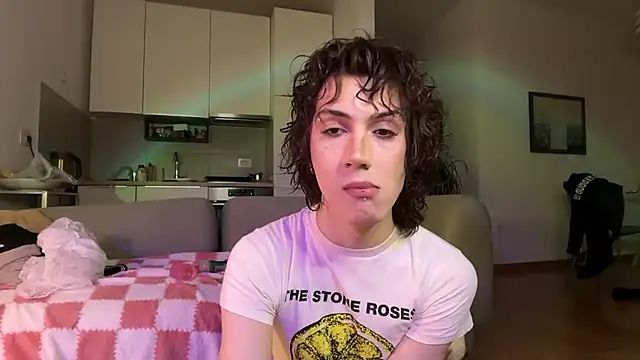 kira yoshika9e online show from April 22, 2026, 7:48 pm