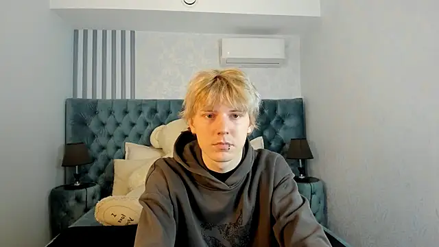 Snapshot of KevinMilky chatting on October 22, 2025, 2:28 pm KevinMilky online show from October 22, 2025, 2:28 pm