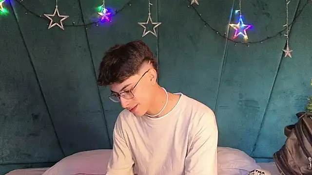 Aaron Eze online show from December 13, 2025, 9:42 pm