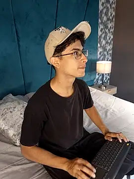 Aaron Eze online show from April 21, 2026, 6:34 pm