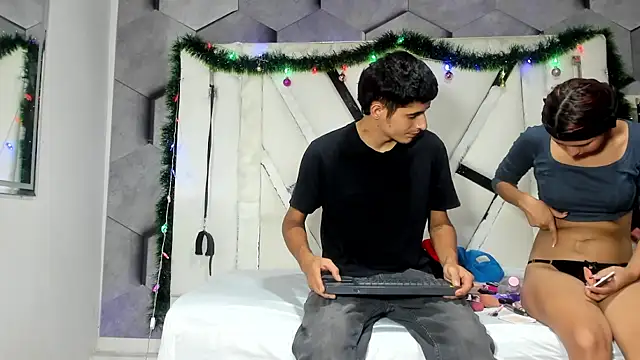 NicollAndJulian online show from November 28, 2025, 1:14 pm