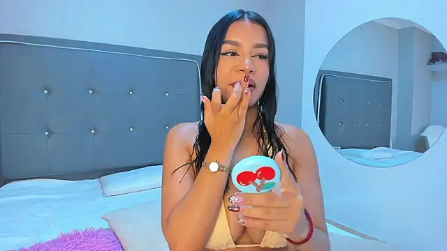 naomygomez1 online show from November 19, 2025, 2:06 pm