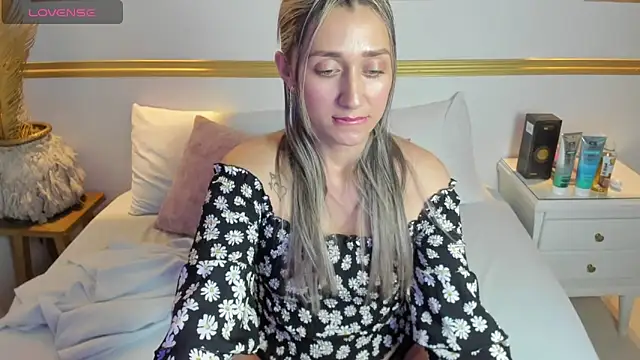 karlyy  online show from October 27, 2025, 8:02 pm