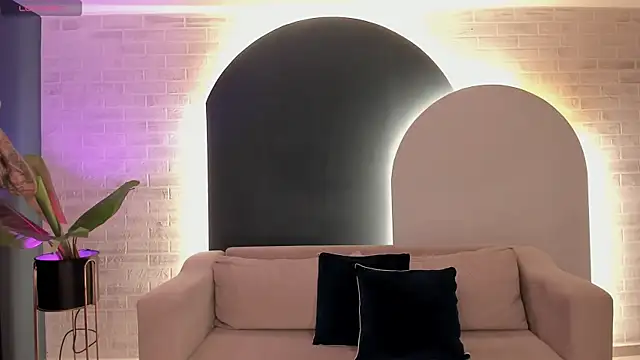 ChristineFord  online show from October 28, 2025, 3:04 pm