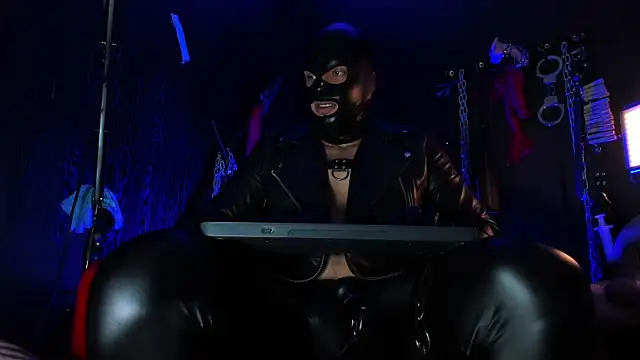 Snapshot of Master_Connor_BDSM chatting on April 28, 2026, 2:27 am Master Connor BDSM online show from April 28, 2026, 2:27 am