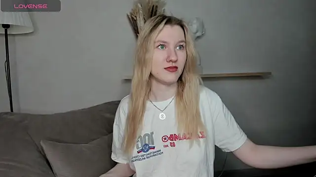 LinaRayy online show from December 2, 2025, 8:08 am