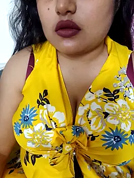 Cuty-Lina online show from November 19, 2025, 1:22 pm