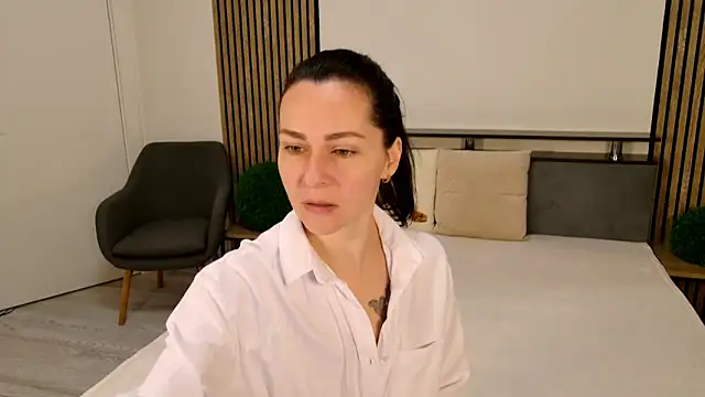 DitaNoir online show from April 1, 2026, 5:52 am