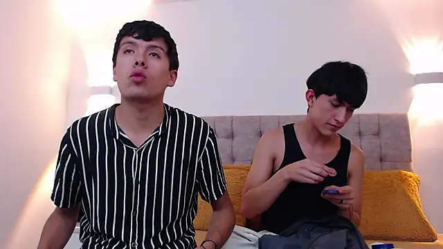 hoot booys  online show from November 14, 2025, 9:02 pm