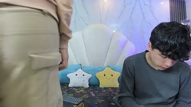 hoot booys  online show from April 21, 2026, 8:55 pm