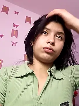 Snapshot of petite_coral chatting on December 22, 2025, 1:24 am petite coral online show from December 22, 2025, 1:24 am