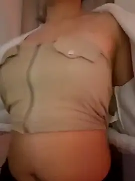 Snapshot of petite_coral chatting on February 8, 2026, 5:22 am petite coral online show from February 8, 2026, 5:22 am