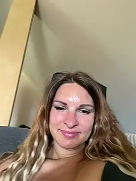 kinkysarahx online show from June 3, 2026, 10:07 am