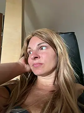 Snapshot of kinkysarahx chatting on August 3, 2026, 10:21 am kinkysarahx online show from August 3, 2026, 10:21 am