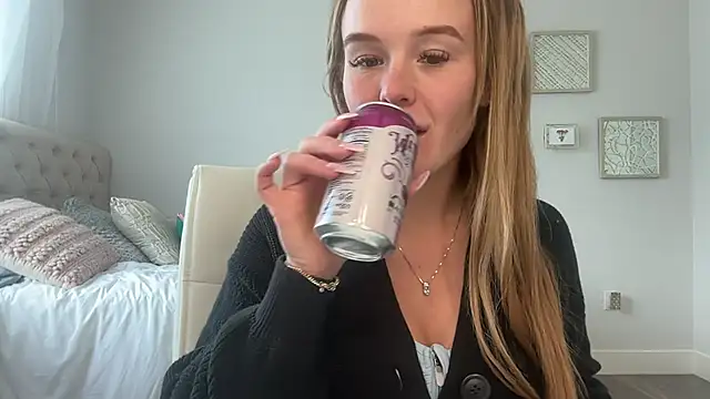 Amberjayxox0 online show from November 17, 2025, 8:14 pm