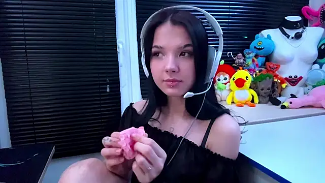 HanaMantanaDell online show from October 17, 2025, 1:14 pm