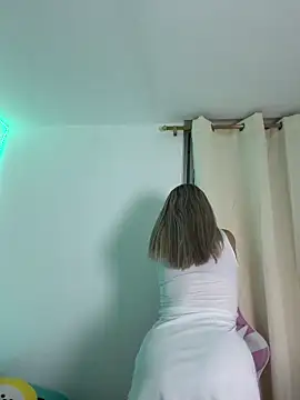 Snapshot of _Alicee_1 chatting on November 5, 2025, 1:05 am Alicee 1 online show from November 5, 2025, 1:05 am