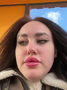 KiraSunshine online show from November 2, 2025, 3:42 am