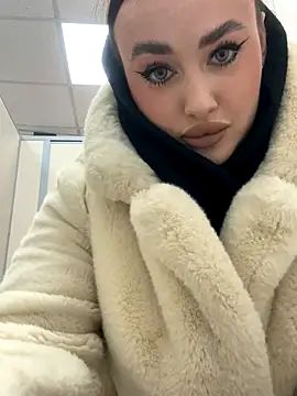 KiraSunshine online show from November 18, 2025, 3:56 am