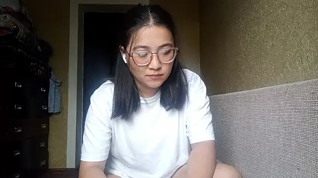 LinneaHyles online show from November 5, 2025, 4:01 am