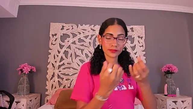 AuroraPinkk online show from November 22, 2025, 2:49 pm