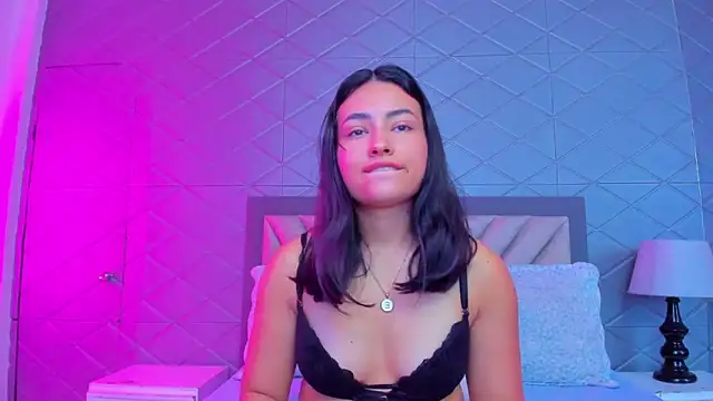 Snapshot of ViolettRouse chatting on February 9, 2026, 4:11 pm ViolettRouse online show from February 9, 2026, 4:11 pm