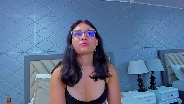 Snapshot of ViolettRouse chatting on March 4, 2026, 3:51 pm ViolettRouse online show from March 4, 2026, 3:51 pm